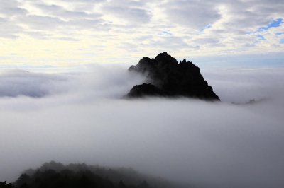 ​黄山云海位于安徽省黄山市，山岳风景的重要景观之一