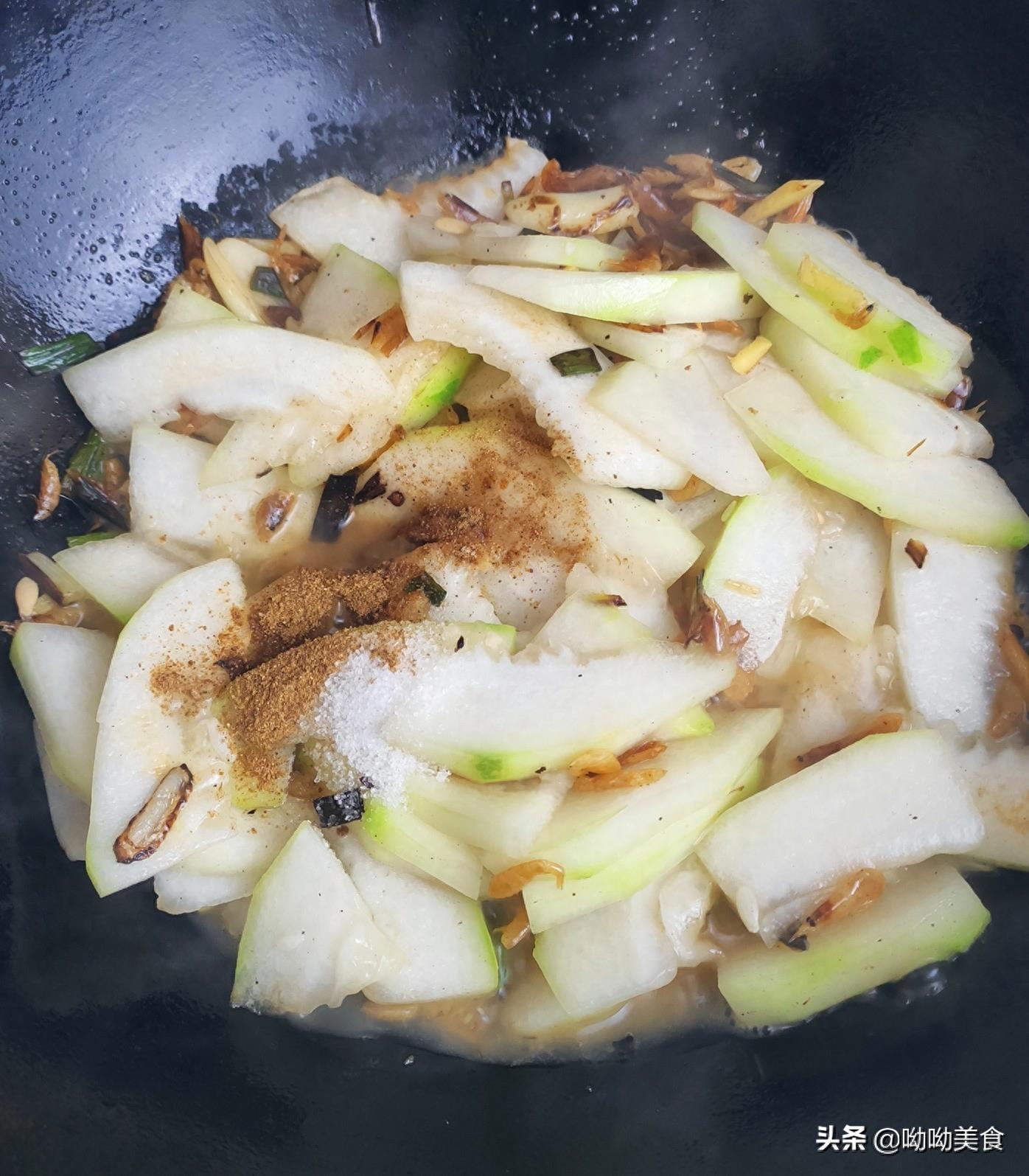 冬瓜清炒虾皮,五分钟快手菜,鲜味十足,清淡不油腻,简直是绝配